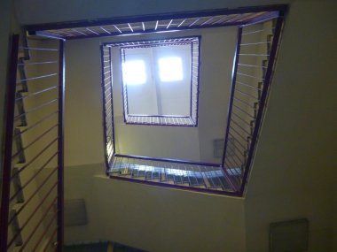 yüksek bir binada uzun merdiven