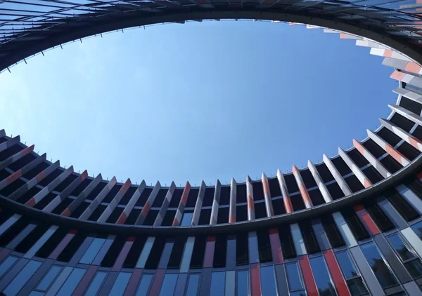 Atrio a forma di occhio di un moderno edificio per uffici — Foto Stock