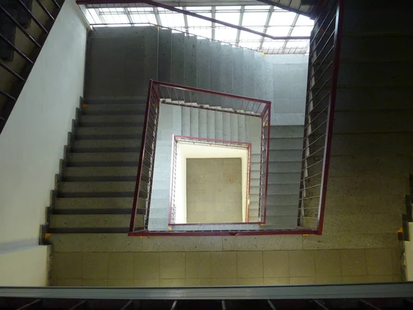 Dlouhé schodiště ve vysoké budově — Stock fotografie