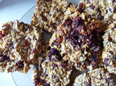 Ev yapımı yulaflı üzümlü kurabiye pul