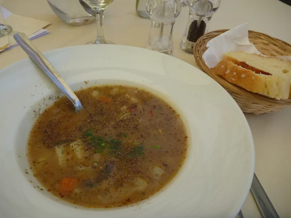Plato de sopa de patata caliente fresca en una mesa —  Fotos de Stock