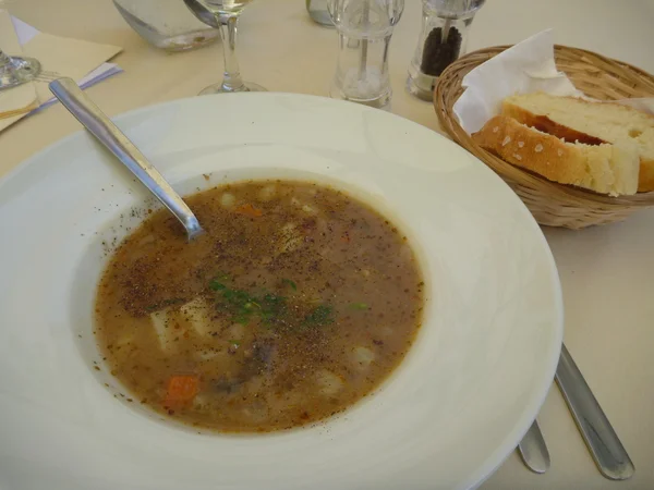 Prato de sopa de batata quente fresca em uma mesa — Fotografia de Stock