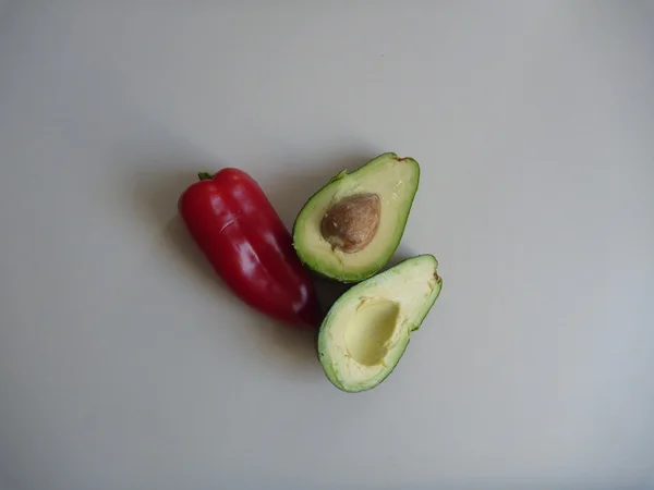 Verse groente met avocado en tomaat — Stockfoto