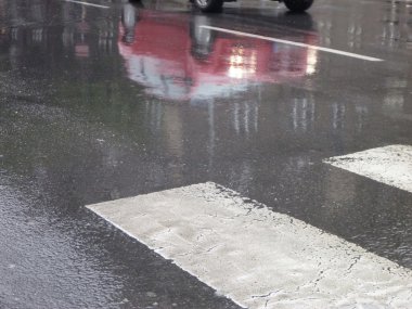 yağmurlu havalarda ıslak asfalt sokak