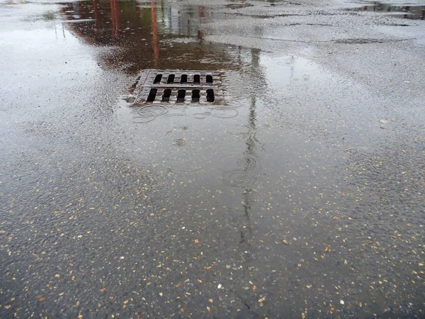 Yağmurlu havalarda ıslak asfalt sokak — Stok fotoğraf
