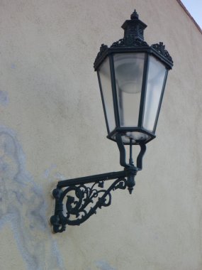eski bir duvar üzerinde tarihsel dekoratif lamba