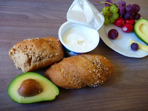 Frisches gesundes Frühstück auf einem Holztisch serviert — Stockfoto