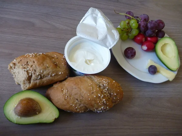 Frisches gesundes Frühstück auf einem Holztisch serviert — Stockfoto