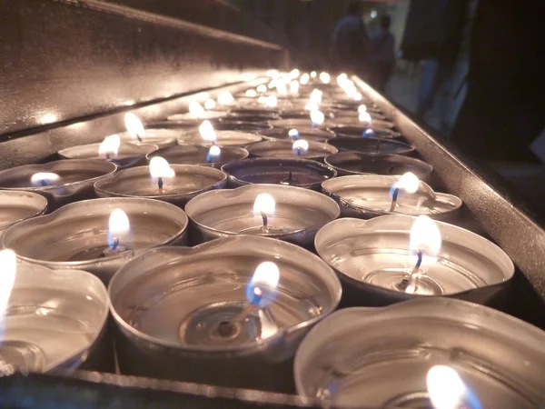 Velas iluminadas en una iglesia —  Fotos de Stock