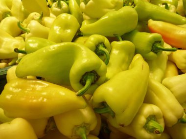 dükkanda taze sağlıklı yeşil biber