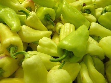dükkanda taze sağlıklı yeşil biber