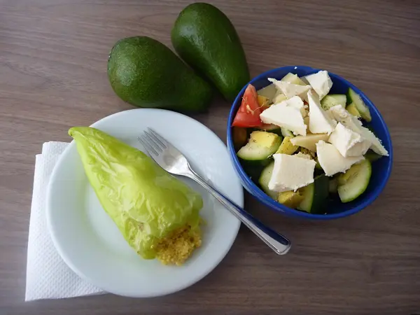 Запеченный зеленый перец с овощным салатом — стоковое фото