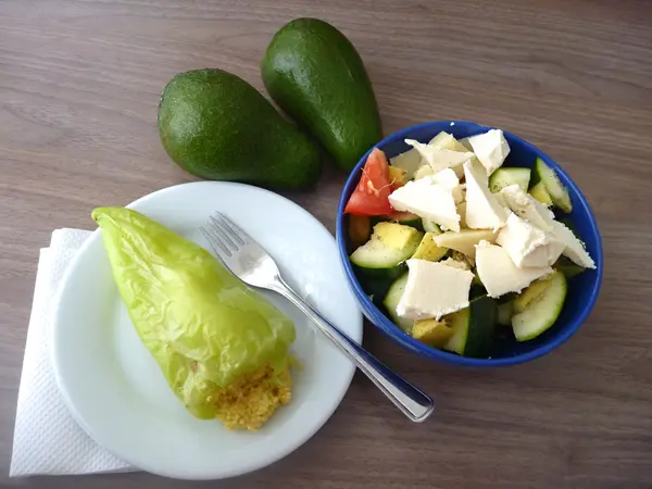 Запеченный зеленый перец с овощным салатом — стоковое фото