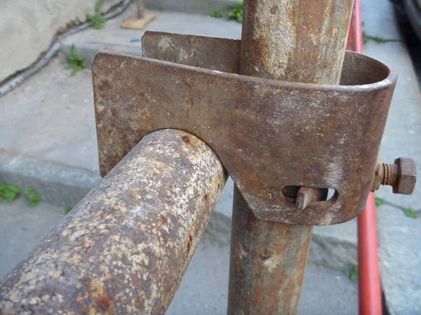 Detalle de una articulación sobre un andamio oxidado —  Fotos de Stock