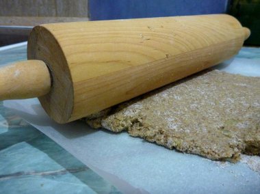 ahşap aracıyla düz bir pasta haddeleme