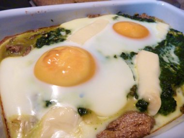 taze ıspanak pasta üstüne yumurta ile