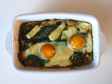 taze ıspanak pasta üstüne yumurta ile