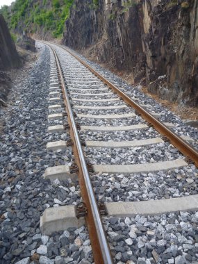 railwai izlemek dik kayaların arasına