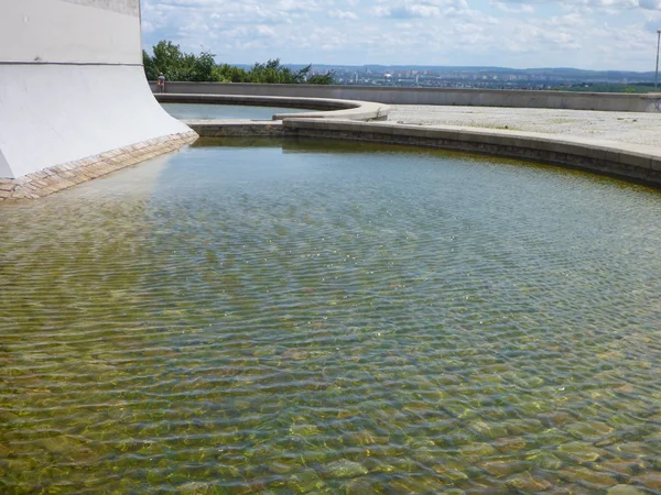 石畳の下とプラハの景色水プール — ストック写真