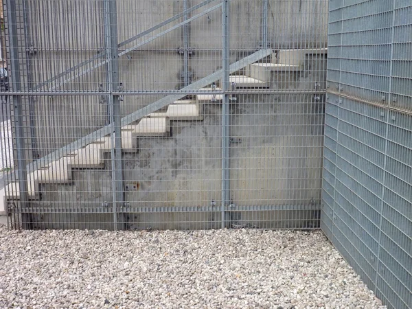 Esquina con escaleras y valla gris —  Fotos de Stock