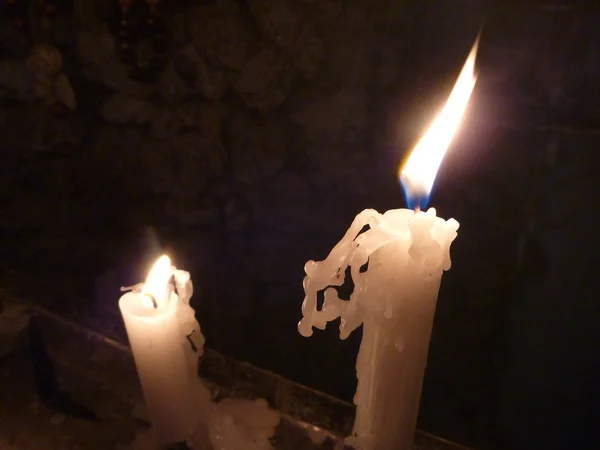 白蜡烛在黑暗中 — 图库照片