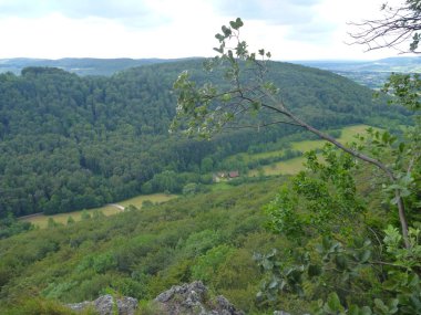 bir rock üstünden yeşil bir landstape görüntüleyin