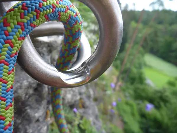 Dispositivo de metal superior de rapel usado em uma rota de escalada esportiva — Fotografia de Stock