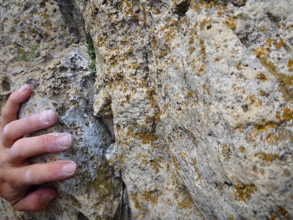 Grimpeurs hamd sur une roche calcaire — Photo