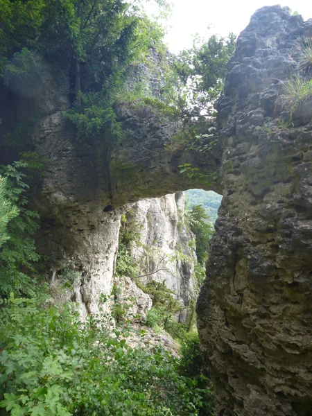 Каменная арка на известняковой скале в Германии — стоковое фото