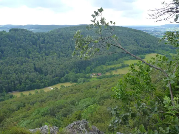 Blick auf eine grüne Landzunge von der Spitze eines Felsens — Stockfoto