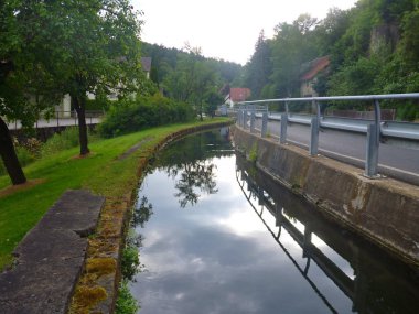 yansıma bir manzara ve yol bir nehir