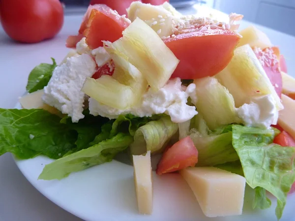Салат из смешанных овощей с сыром — стоковое фото