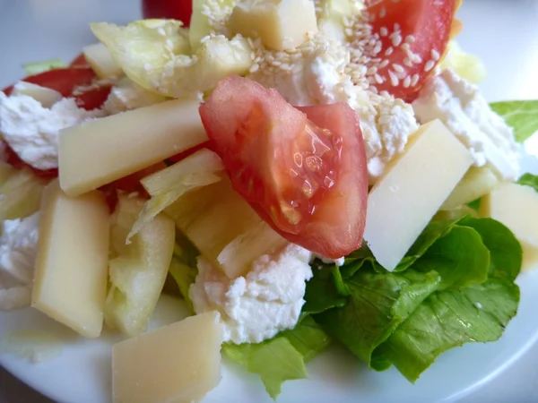 Salade de légumes mélangée au fromage — Photo