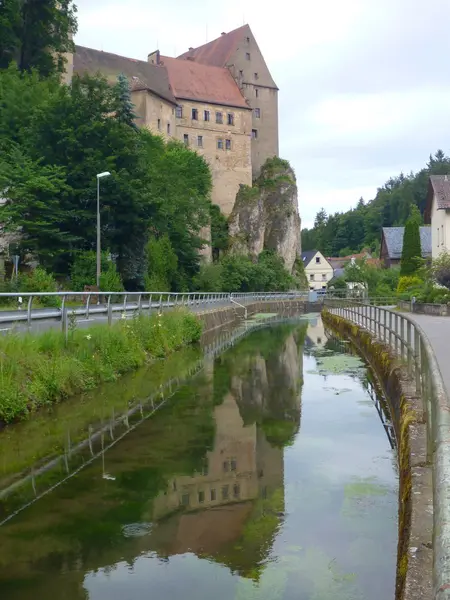 Reflet d'un crépuscule sur un rocher dans une rivière — Photo