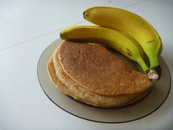 Beredning av hemmagjord banan pannkakor — Stockfoto