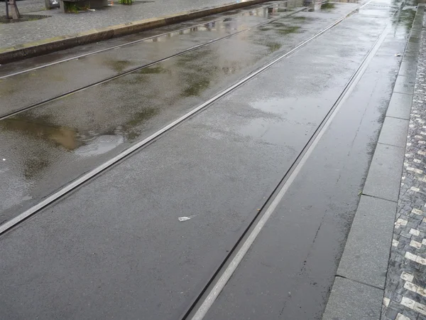 Dia chuvoso em uma rua de cidade — Fotografia de Stock