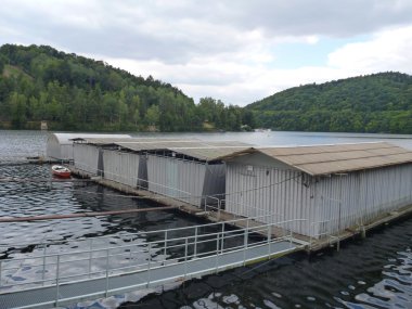 Gölde yüzen metal yapıile