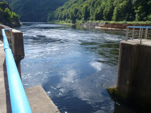 Непередбачувана біла вода під греблею — стокове фото