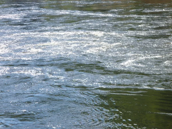 Onvoorspelbare whitly water onder een dam — Stockfoto