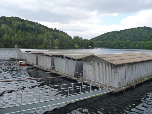 Gölde yüzen metal yapıile