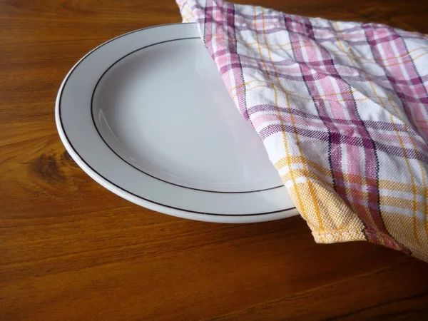 Weißer Tisch und ein farbiges Tuch auf einem Tisch — Stockfoto