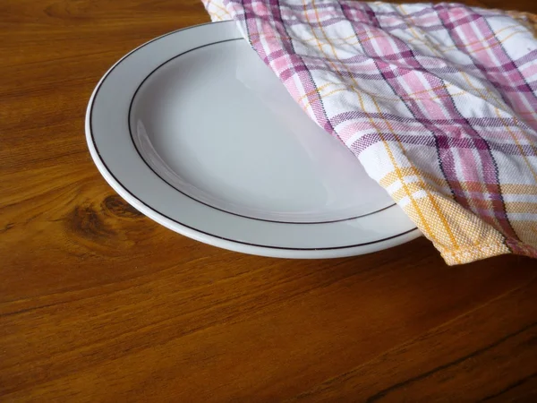Weißer Tisch und ein farbiges Tuch auf einem Tisch — Stockfoto