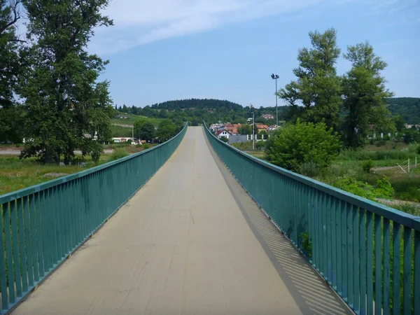 Gyalogos híd, zöld korláttal — Stock Fotó