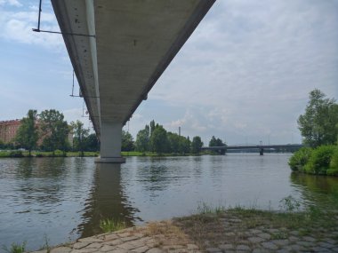 Köprünün altından sular yansıması