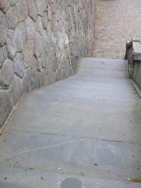 halka açık bir yerde üzerinde gri açık merdiven