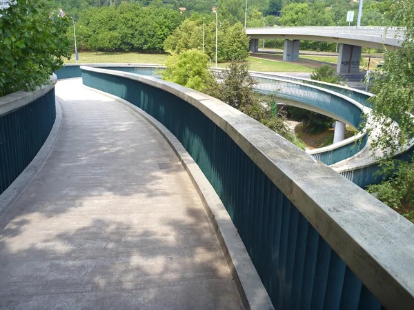 Fußgängerbrücke mit rundem spiralförmigem Zugang — Stockfoto