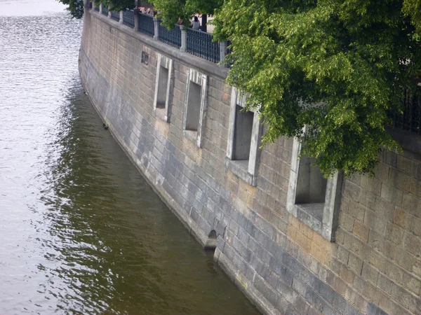 bir nehir banka ağaçları ile duvara