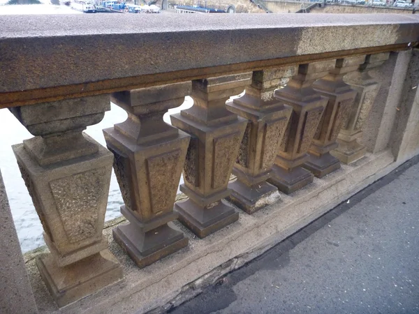 Декоративные резные перила на мосту — стоковое фото