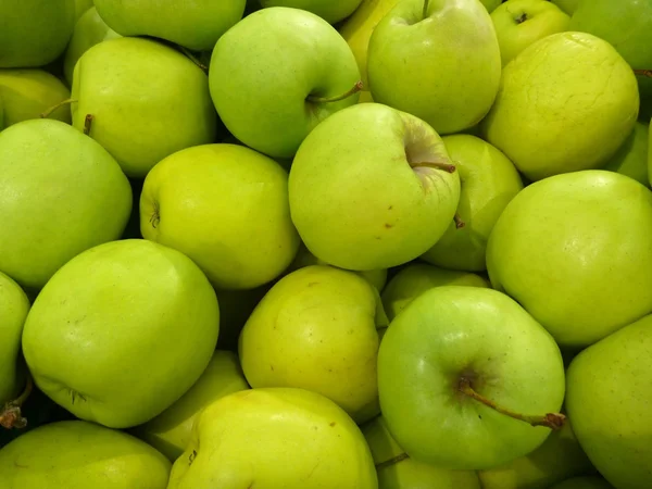 Montão de maçãs verdes redondas frescas — Fotografia de Stock