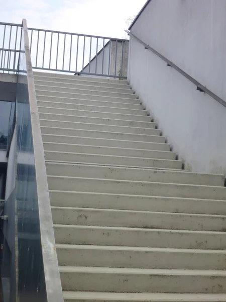 Открытая лестница на современном здании — стоковое фото